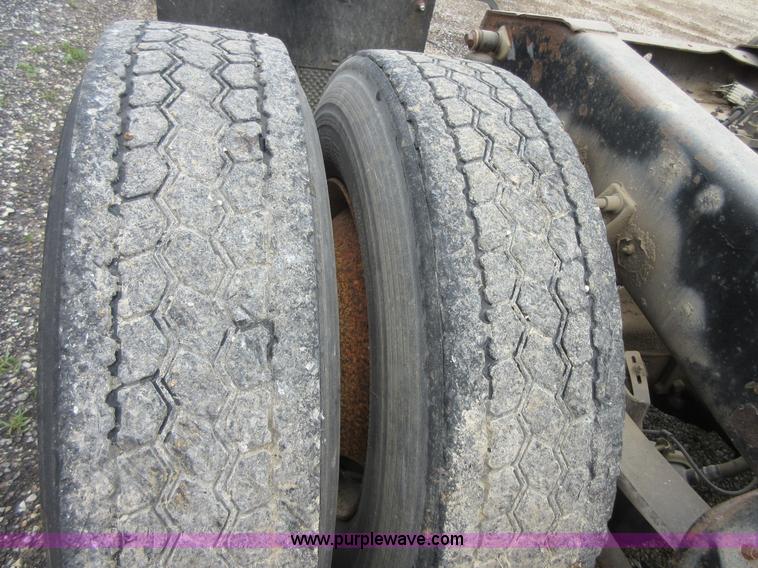 image for item D2493 1998 International 9400 semi truck