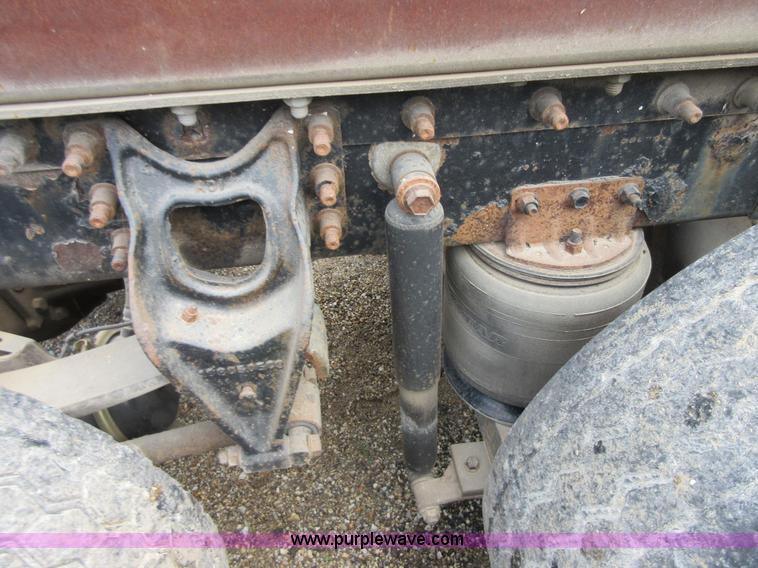 image for item D2493 1998 International 9400 semi truck