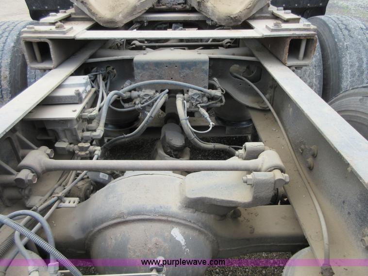 image for item D2493 1998 International 9400 semi truck