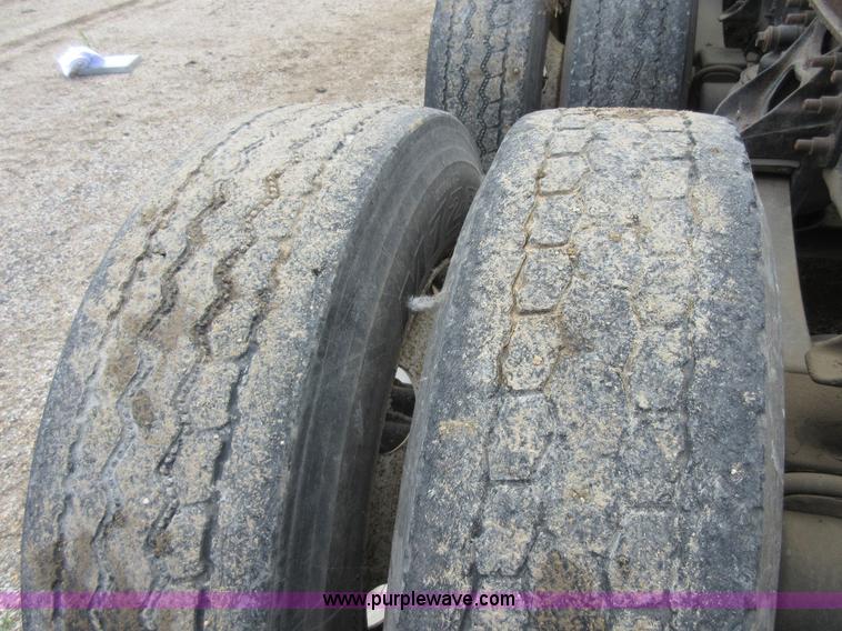 image for item D2493 1998 International 9400 semi truck