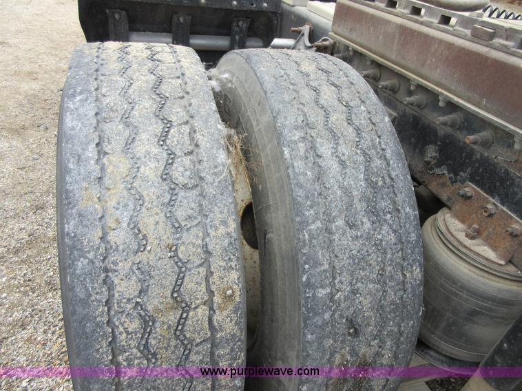 image for item D2493 1998 International 9400 semi truck