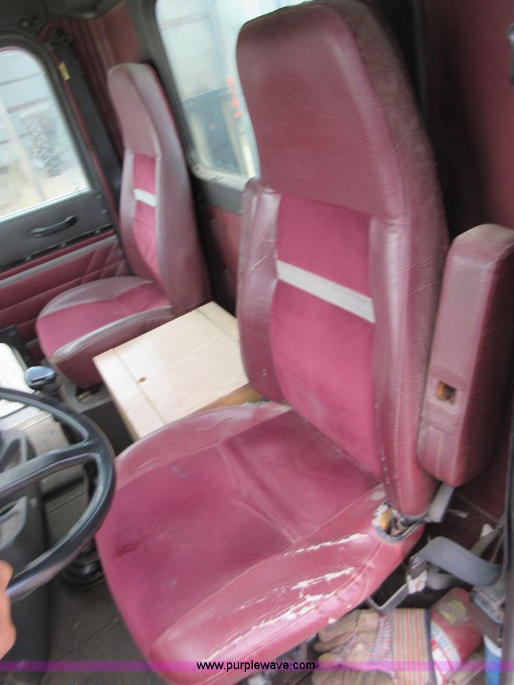 image for item D2493 1998 International 9400 semi truck