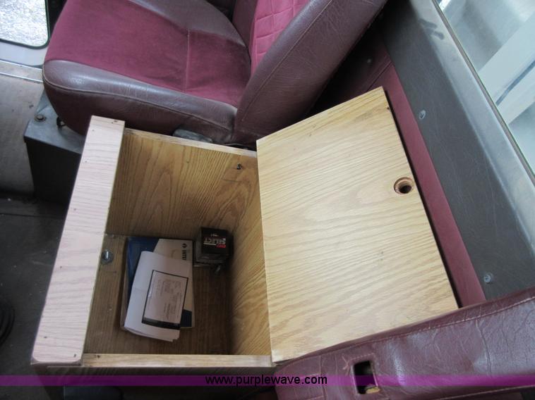 image for item D2493 1998 International 9400 semi truck