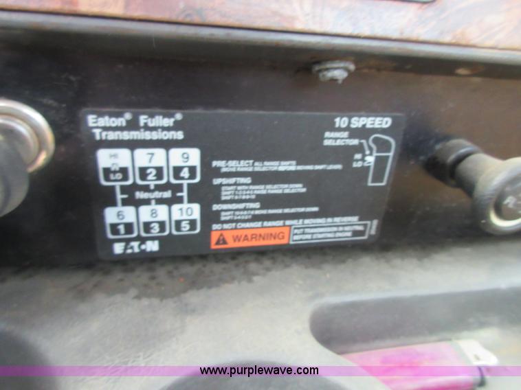 image for item D2493 1998 International 9400 semi truck