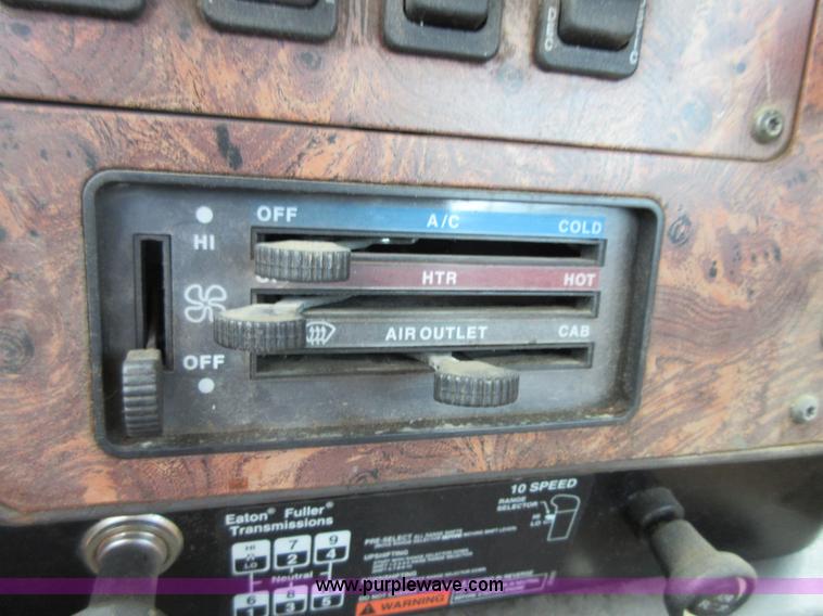 image for item D2493 1998 International 9400 semi truck