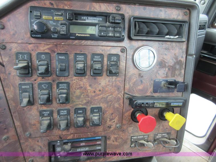 image for item D2493 1998 International 9400 semi truck