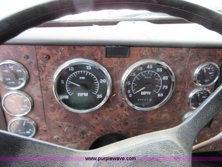 image for item D2493 1998 International 9400 semi truck