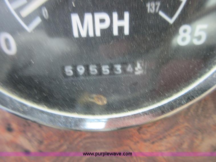 image for item D2493 1998 International 9400 semi truck