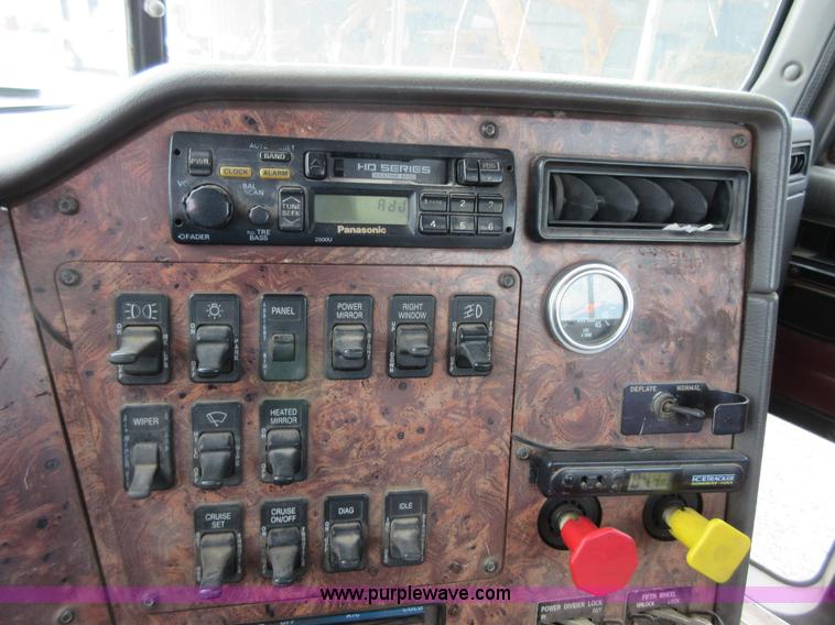 image for item D2493 1998 International 9400 semi truck