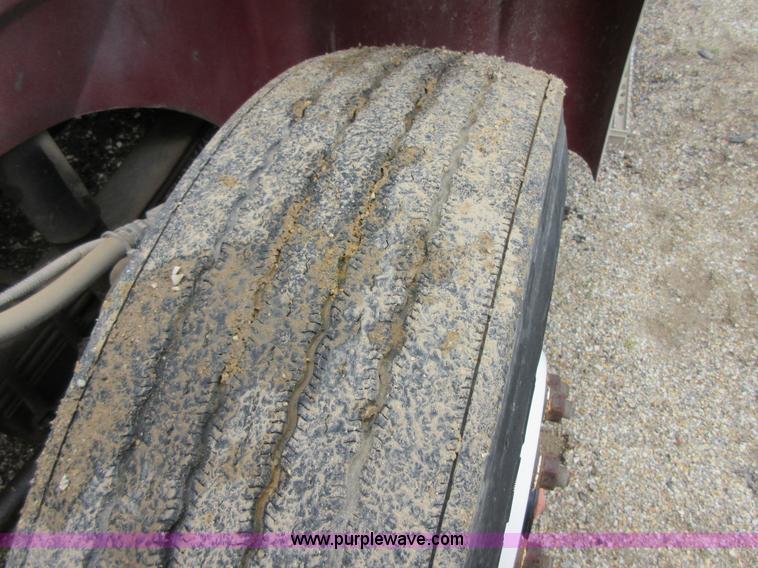 image for item D2493 1998 International 9400 semi truck