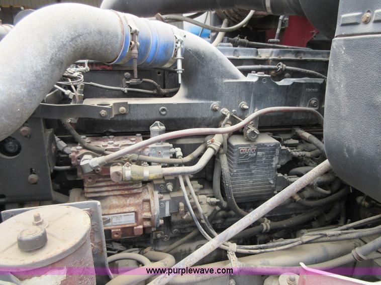 image for item D2493 1998 International 9400 semi truck