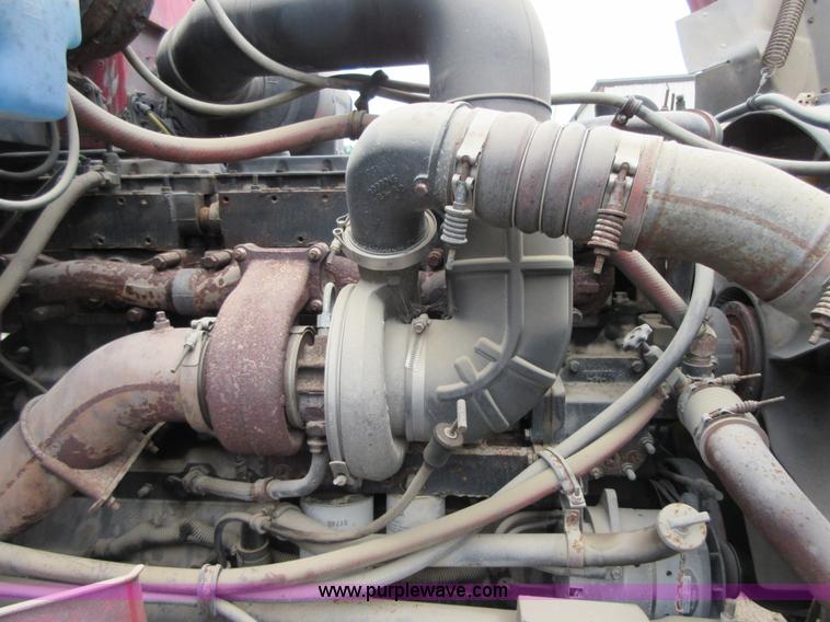 image for item D2493 1998 International 9400 semi truck