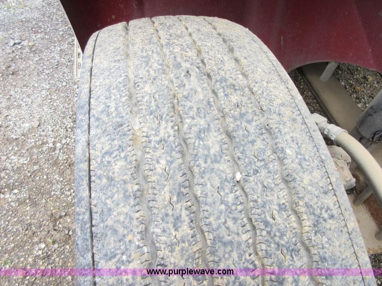 image for item D2493 1998 International 9400 semi truck