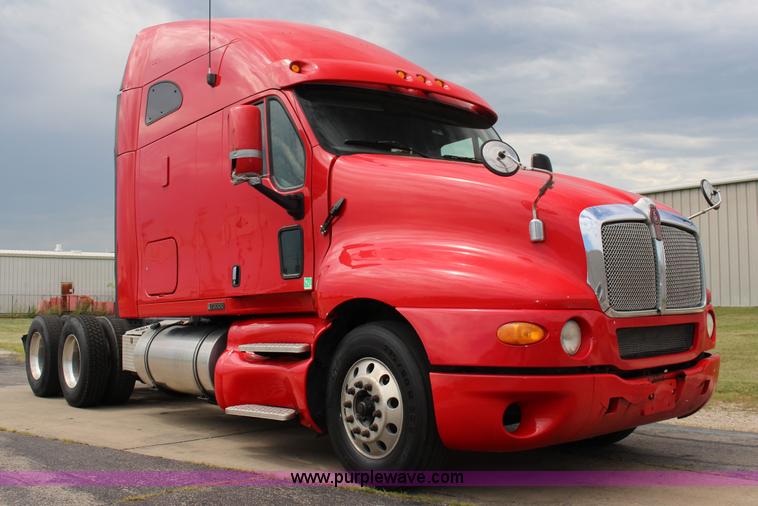 image for item F7928 2007 Kenworth T2000 semi truck