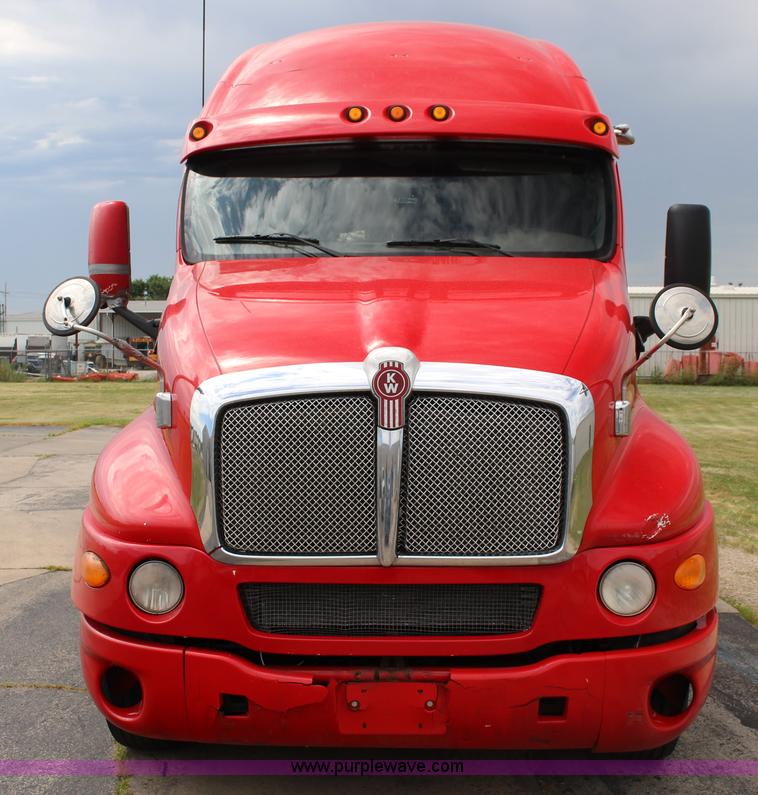 image for item F7928 2007 Kenworth T2000 semi truck