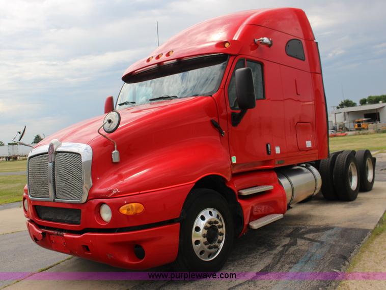 image for item F7928 2007 Kenworth T2000 semi truck