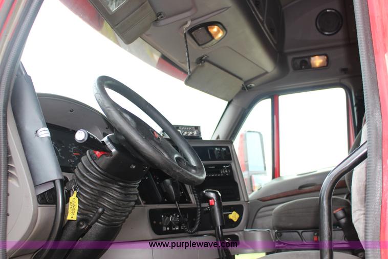 image for item F7928 2007 Kenworth T2000 semi truck