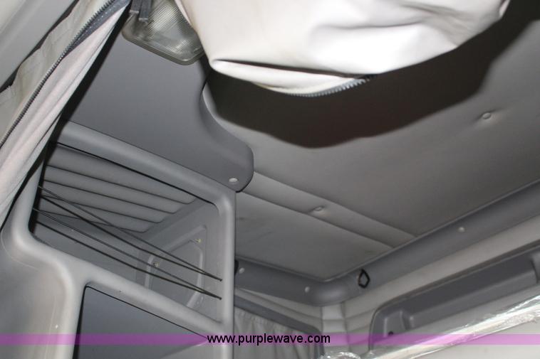 image for item F7928 2007 Kenworth T2000 semi truck