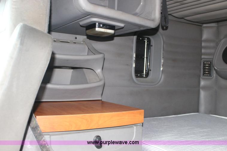 image for item F7928 2007 Kenworth T2000 semi truck