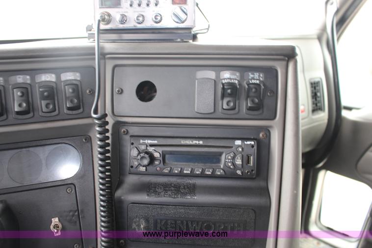 image for item F7928 2007 Kenworth T2000 semi truck