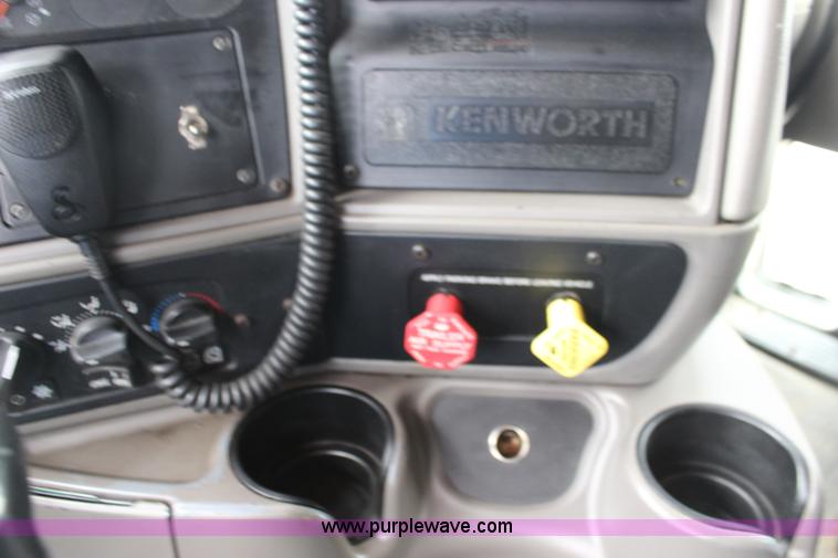 image for item F7928 2007 Kenworth T2000 semi truck