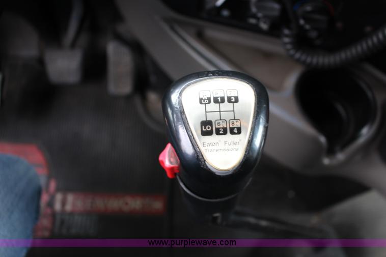 image for item F7928 2007 Kenworth T2000 semi truck