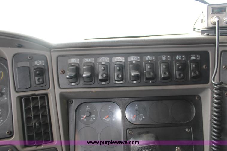 image for item F7928 2007 Kenworth T2000 semi truck