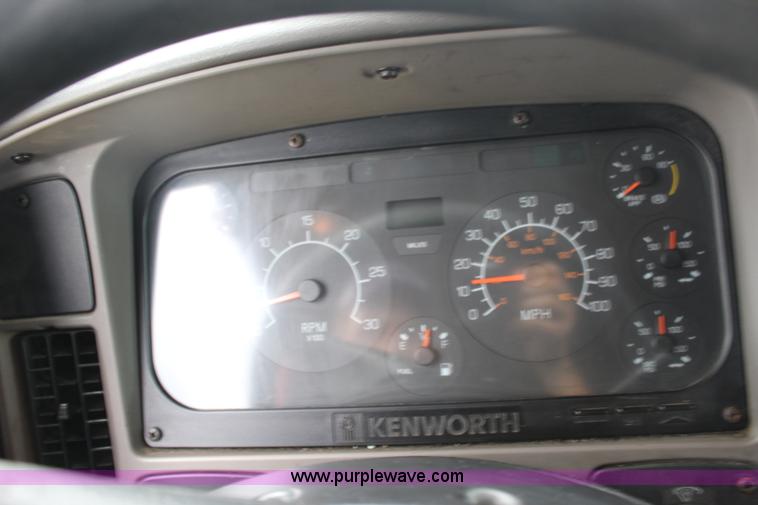 image for item F7928 2007 Kenworth T2000 semi truck