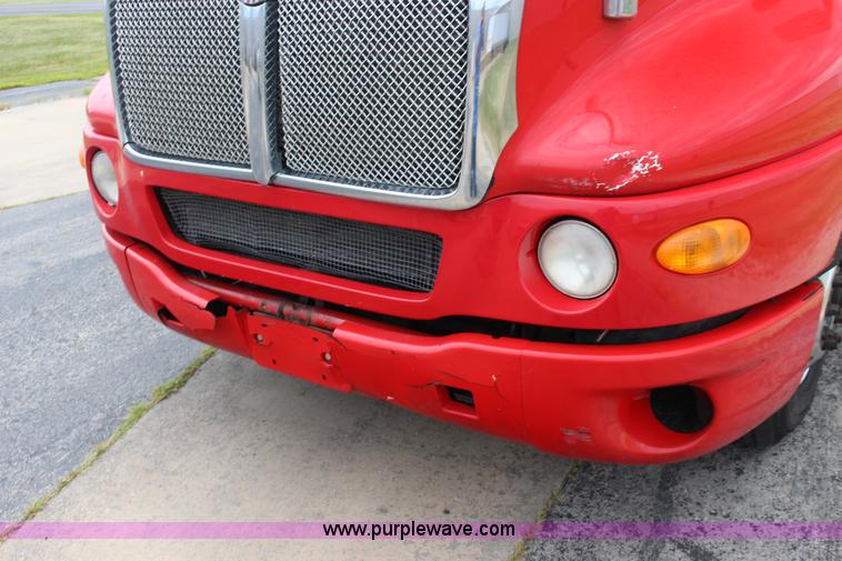 image for item F7928 2007 Kenworth T2000 semi truck