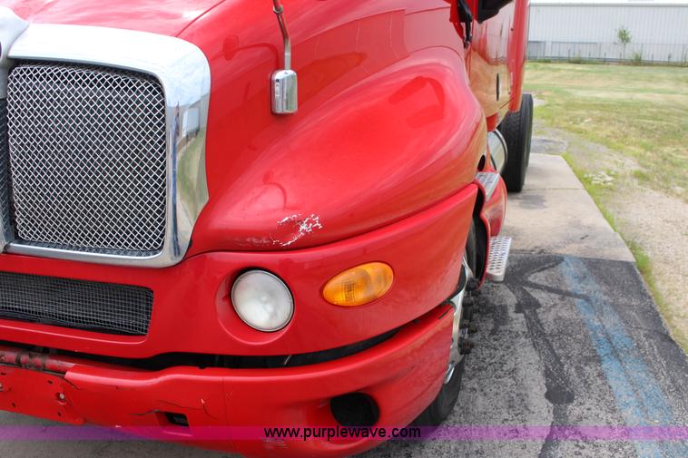 image for item F7928 2007 Kenworth T2000 semi truck