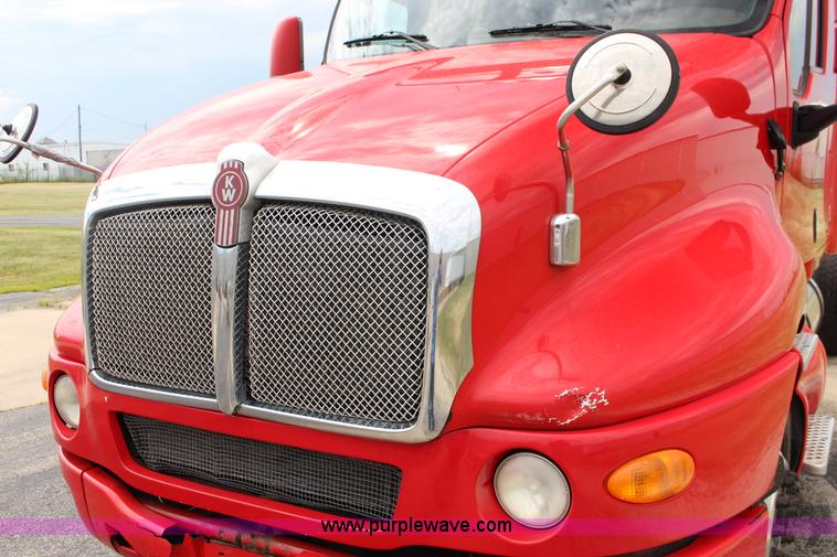 image for item F7928 2007 Kenworth T2000 semi truck