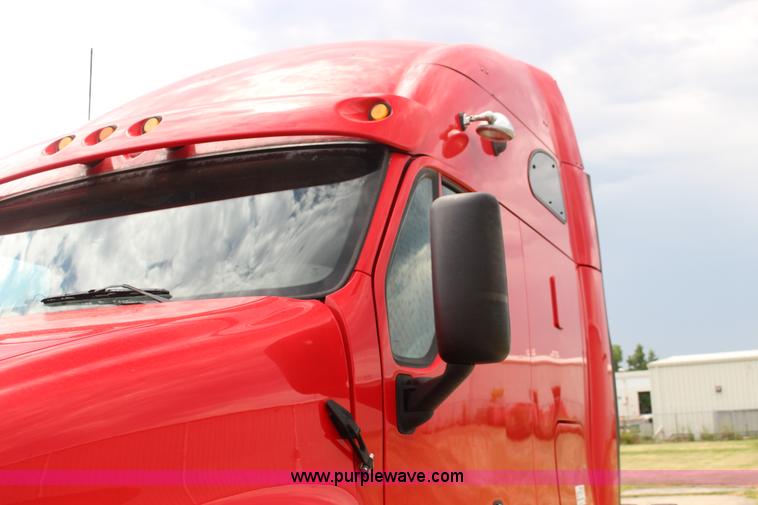 image for item F7928 2007 Kenworth T2000 semi truck