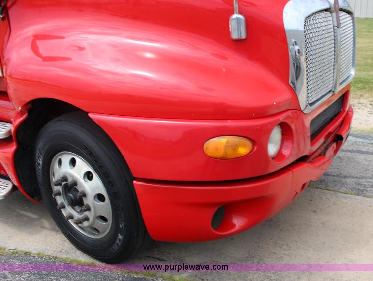 image for item F7928 2007 Kenworth T2000 semi truck