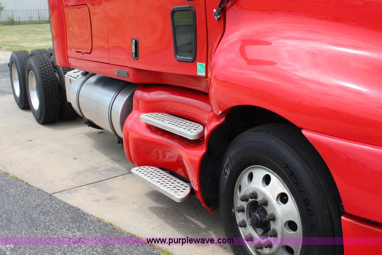 image for item F7928 2007 Kenworth T2000 semi truck