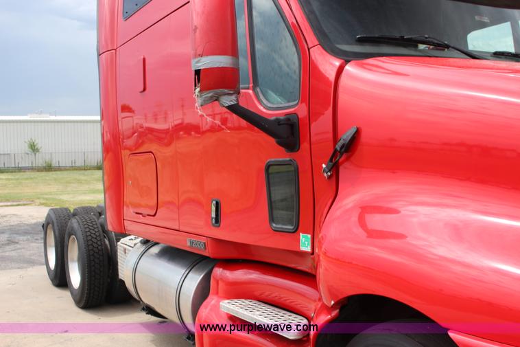 image for item F7928 2007 Kenworth T2000 semi truck