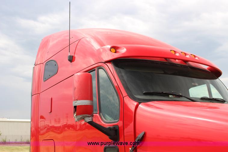 image for item F7928 2007 Kenworth T2000 semi truck