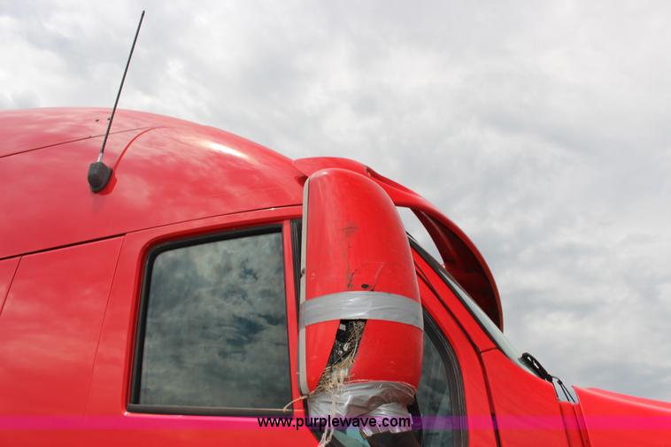 image for item F7928 2007 Kenworth T2000 semi truck