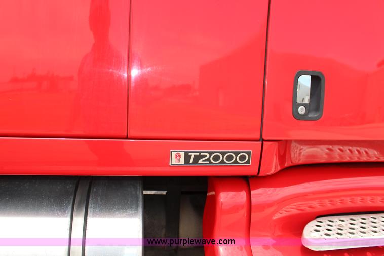 image for item F7928 2007 Kenworth T2000 semi truck