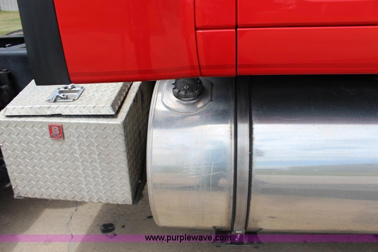 image for item F7928 2007 Kenworth T2000 semi truck