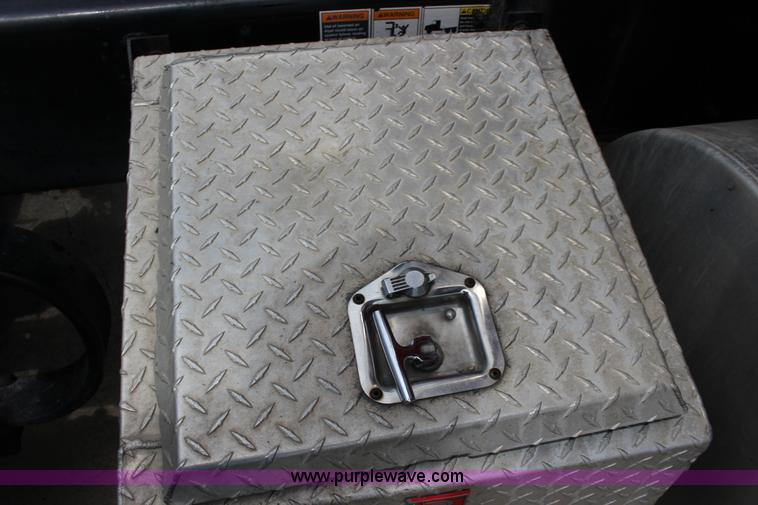 image for item F7928 2007 Kenworth T2000 semi truck