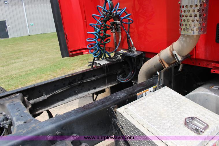 image for item F7928 2007 Kenworth T2000 semi truck