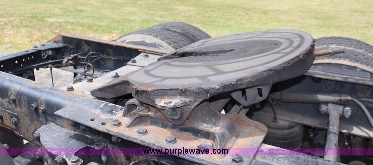 image for item F7928 2007 Kenworth T2000 semi truck