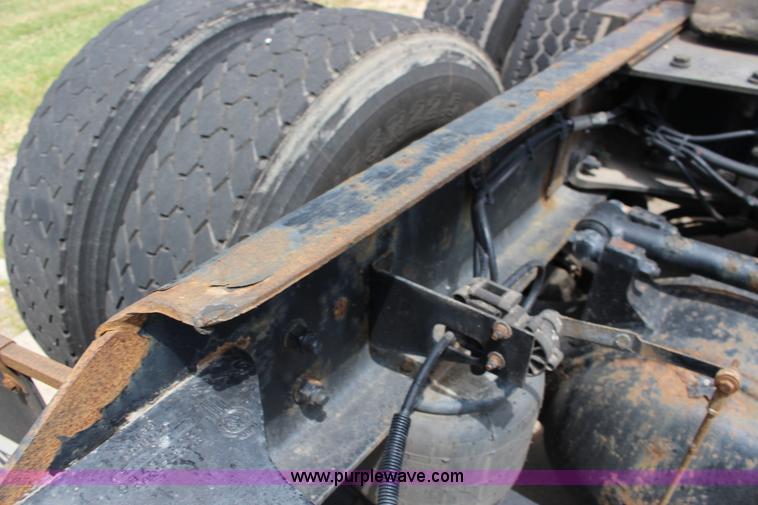 image for item F7928 2007 Kenworth T2000 semi truck