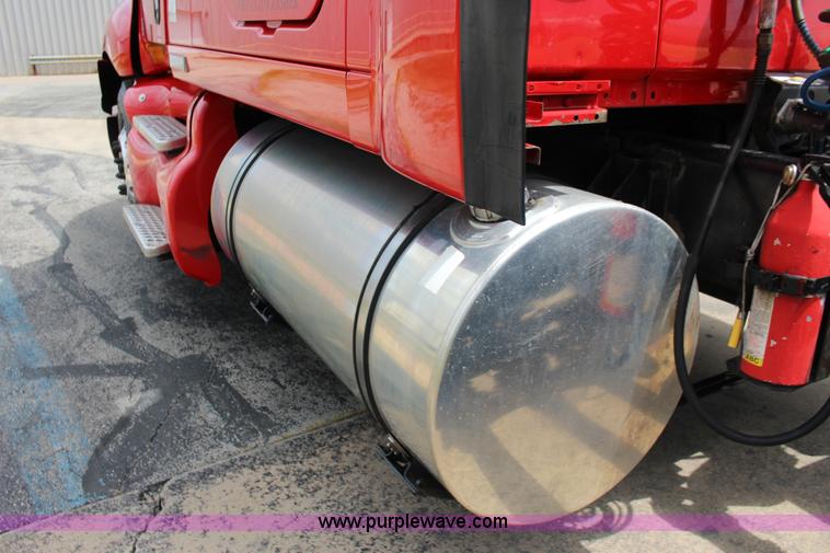 image for item F7928 2007 Kenworth T2000 semi truck