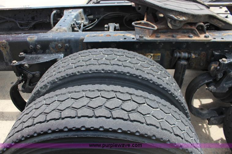 image for item F7928 2007 Kenworth T2000 semi truck