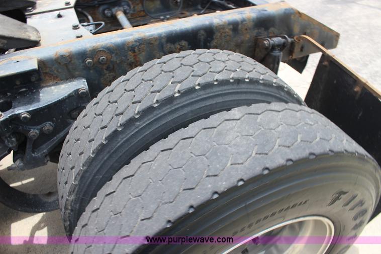 image for item F7928 2007 Kenworth T2000 semi truck