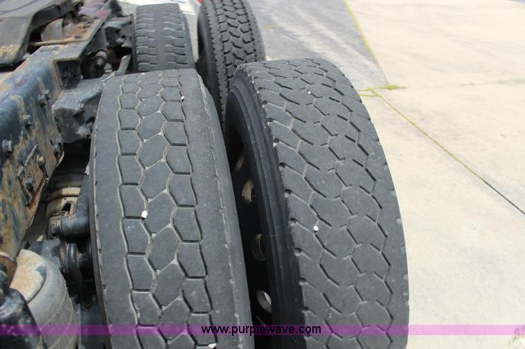 image for item F7928 2007 Kenworth T2000 semi truck