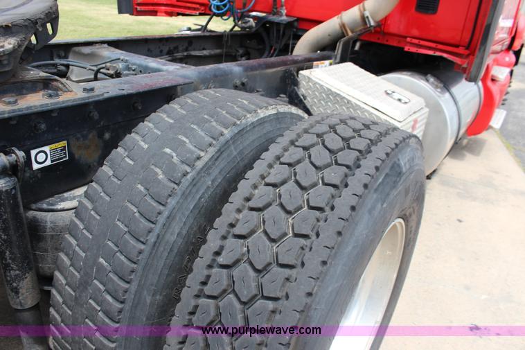 image for item F7928 2007 Kenworth T2000 semi truck