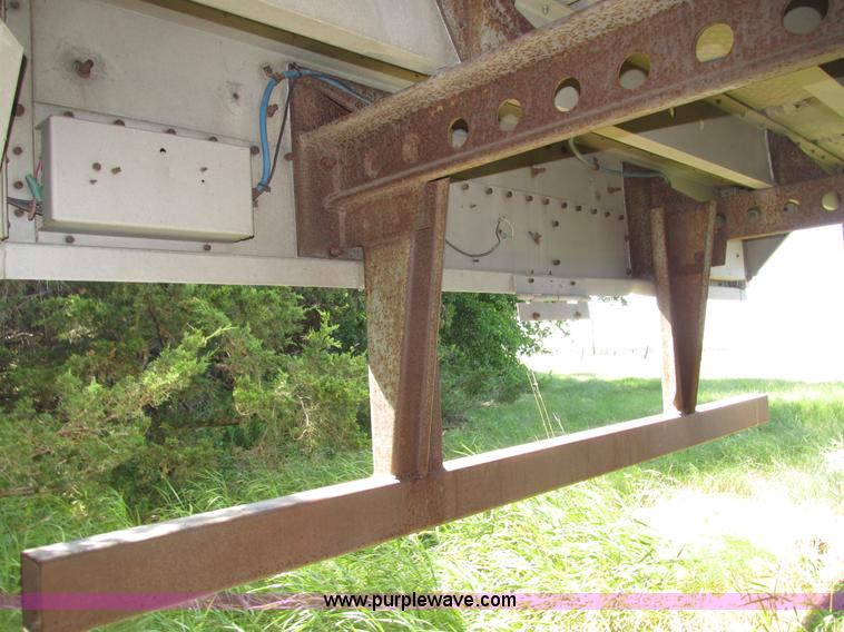 image for item H4614 1997 Wilson PSAL-303P livestock trailer