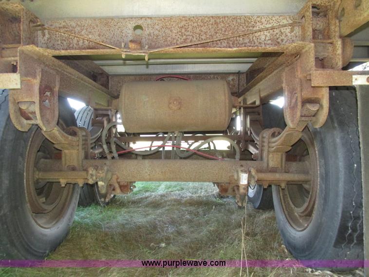 image for item H4614 1997 Wilson PSAL-303P livestock trailer